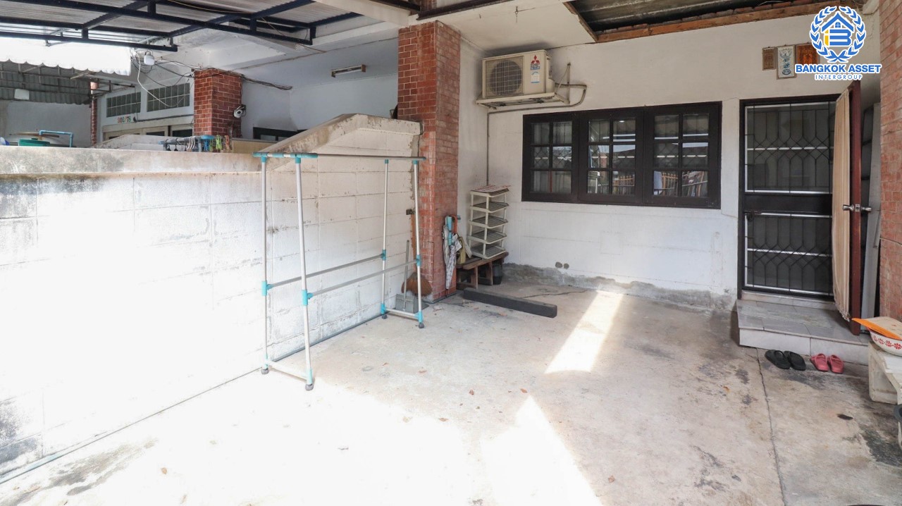 *****ทาวน์เฮ้าส์มือสอง ม.เกตุนุติการ์เด้น ลาดพร้าว เนื้อที่ 17 ตร.ว. ฟังก์ชัน 2 ห้องนอน 2 ห้องน้ำ จอดรถได้ 1 คัน โปร่งกว้าง พร้อมอยู่! ทำเลใจกลางเมือง เชื่อมต่อทั้งถนนลาดพร้าว, ถนนนาคนิวาส, ถนนประเสริฐมนูกิจ ใกล้ทางด่วนรามอินทรา เดินทางสะดวกสบาย ด้วยรถไฟฟ้าสายสีน้ำตาล "สถานีโรงเรียนสตรีวิทยา2"